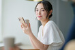© naka - カフェでスマホを使う女性