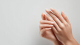 ナチュラルで整った美しい手元のアップイメージ（美容・コスメ・ネイル）