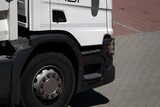 Biała wysoka ciężarówka na drodze wewnętrznej