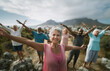 © Crowded Studio - Vitalidad y alegría mientras las personas mayores disfrutan del bienestar al aire libre. Un grupo feliz de adultos mayores se ejercita al aire libre con los brazos extendidos.