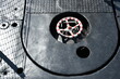© Miroslaw - okrągły właz do łodzi podwodnej na kadłubie z mechanizmem zamykania cięzki stalowy