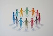 © Leonardo - Figuras abstractas de acuarela de personas tomadas de la mano en un círculo, pinceladas ligeras sobre un lienzo blanco liso