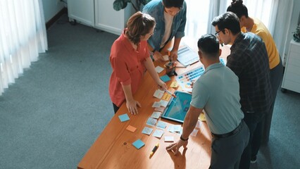Wall Mural - time lapse of manager writing idea on sticky note and explain idea about web design. professional ma
