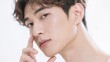 © Yka - 鼻に指で触れるパーマヘアの男性
