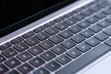 Detalle nítido de teclado portátil elegante y minimalista. / Sharp detail of sleek, minimalist laptop keyboard.