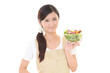 © Liza5450 - 新鮮なサラダを持つ女性