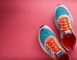 © Jeffrey - tenis colorido moderno para jovenes alegres sob un fondo rosa con espacio de copia