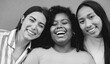 © Sabrina - Multiracial girls smiling on camera outdoor - Portrait of diverse young latin women - Generation z, diversity and friendship concept
