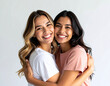 © theshooter - Dos mujeres buenas amigas abrazadas felices y sonrientes en el dia internacional del abrazo