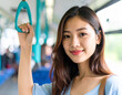 © toko_studio - バスに乗る若い女性/young woman riding a bus