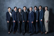 © kapinon - 横並びで立つビジネスマン全身複数8人のカメラ目線