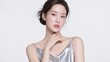 © Yka - 白い背景でカメラを見つめる清楚な女性