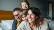 © Studio Zenith - Famille heureuse avec deux enfants calinant sur un lit, moment tendre
