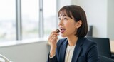チョコレートで一息つく日本人女性社員