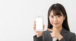© Stingray_Japan - 笑顔でスマートフォンの画面を指差す日本人女性社員