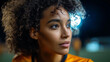 © www.freund-foto.de - Junge afrikanische Frau mit lockigen Haaren blickt nachdenklich zur Seite bei Nacht