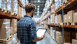 © Dreamera - Hombre con tableta en almacén logístico supervisando inventario y gestión de productos con fondo de estanterías