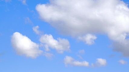 Wall Mural - elongated cumulus with a lot of light moving at noon