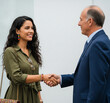 © JPhotography - Poignée de mains entre un homme d'affaires et une jeune femme