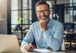 © Image stock - Smiling businessman in office with laptop and glasses