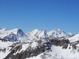 links: Mittlerer Bärenkopf 3358m, Großer Bärenkopf 3396m, Hohe Dock 3348m, Mittig: Klockerin3422m, Vorderer Bratschenkopf 3401m und Hinterer Bratschenkopf 3411m und rechts das Große Wiesbachhorn 3564m