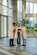 © Zamrznuti tonovi - Medical team using tablet and discussing patient chart in hospital lobby