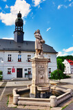 Dolnośląskie, średniowieczne miasto Wleń.Zabytkowy pomnik biednej dziewczyny karmiącej gołębie(tzw.Gołębiarki).