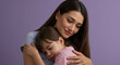 © Alt - Cena de abraço entre mãe e filha com fundo lilás suave e expressão de proteção Agosto Lilás