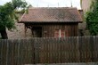 © Louis - Holzschuppen mit Biberschwanzdach vor mittelalterlicher Mauer