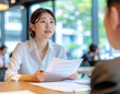 © toko_studio - 打ち合わせをする若い女性/Young woman having a meeting