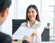 © toko_studio - 打ち合わせをする若い女性/Young woman having a meeting
