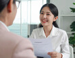 © toko_studio - 打ち合わせをする若い女性/Young woman having a meeting