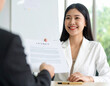 © toko_studio - 打ち合わせをする若い女性/Young woman having a meeting