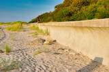 Solidny - betonowy mur oporowy chroniący wybrzeże (klif) - plaża Jarosławiec nad Bałtykiem.