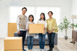 © ponta1414 - ダンボールを持つ家族