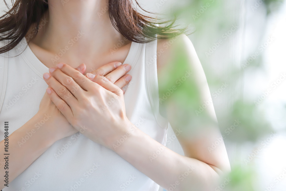 胸に手を当てる女性 心配 Stock Photo | Adobe Stock