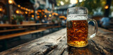 Maßkrug Bier steht auf Holztisch beim Oktoberfest in München, Bayern