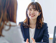 © toko_studio - 打ち合わせをする若い女性/ Young woman having a meeting
