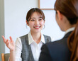 © toko_studio - 打ち合わせをする若い女性/ Young woman having a meeting
