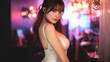 © tokyo studio - ナイトクラブで遊ぶ若い女性