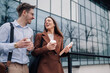 © Zamrznuti tonovi - Business people walking and talking outdoors during coffee break
