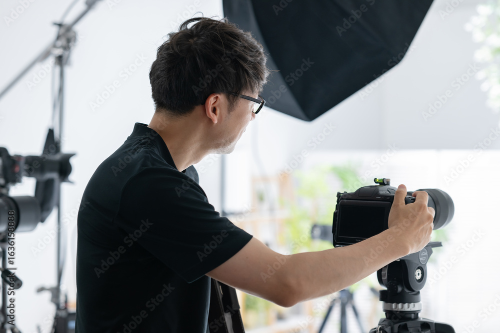 撮影をするカメラマン