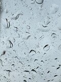 Krople wody na szybie