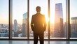 © EASY103 - 高層オフィスの大きな窓の前に、一人のビジネスマン