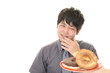 © Liza5450 - 甘い食べ物を我慢する男性