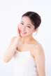 © BRAD - スキンケアする若い女性