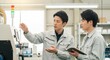 © Stingray_Japan - 指導と育成：工場で設備について新入社員に説明する日本人男性社員