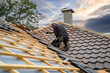 © Countrypixel - Wohnhausbau - Dachdeckerarbeiten, Zuschnitt von Dachziegeln mit eier Flex.