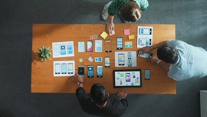 manager taking a note in sticky note while software developer team working on ux ui design for mobil