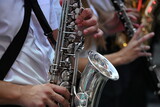 ludzie grający na różnych instrumentach bębny puzon nuty